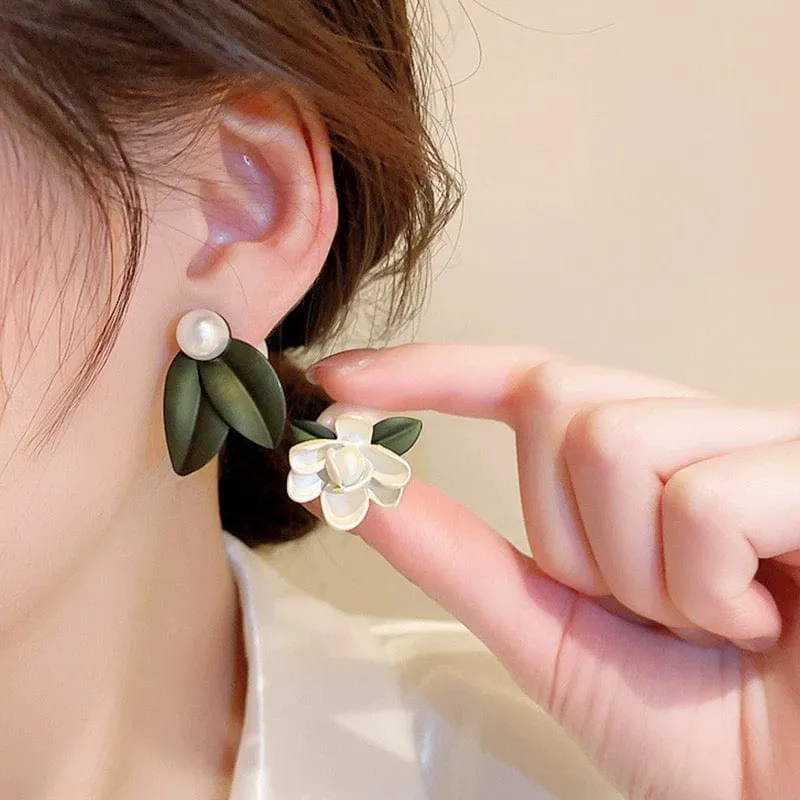 Chic Asymmetric Gardenia Flower Pearl Earrings