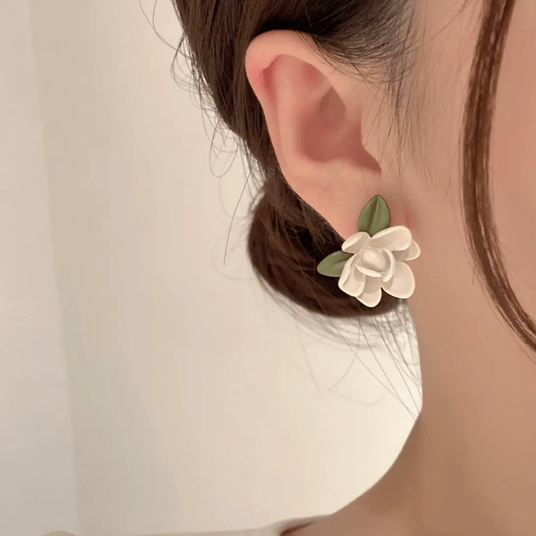 Chic Asymmetric Gardenia Flower Pearl Earrings