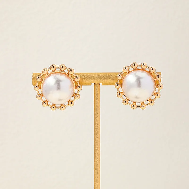 Chic Pearl Earrings with a Touch of French Elegance - A Stylish Addition to Your Collection!