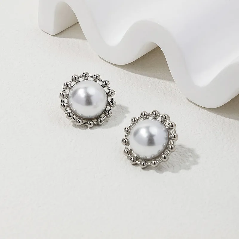 Chic Pearl Earrings with a Touch of French Elegance - A Stylish Addition to Your Collection!